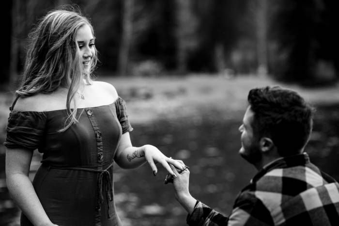 Man propose to his girlfriend at the lake in Banff