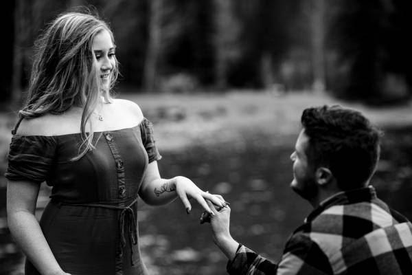 Man propose to his girlfriend at the lake in Banff