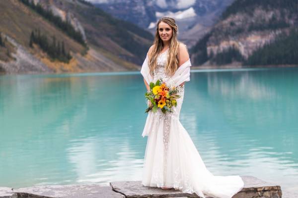 Beautiful bride's portrait in white wedding dress an the lake