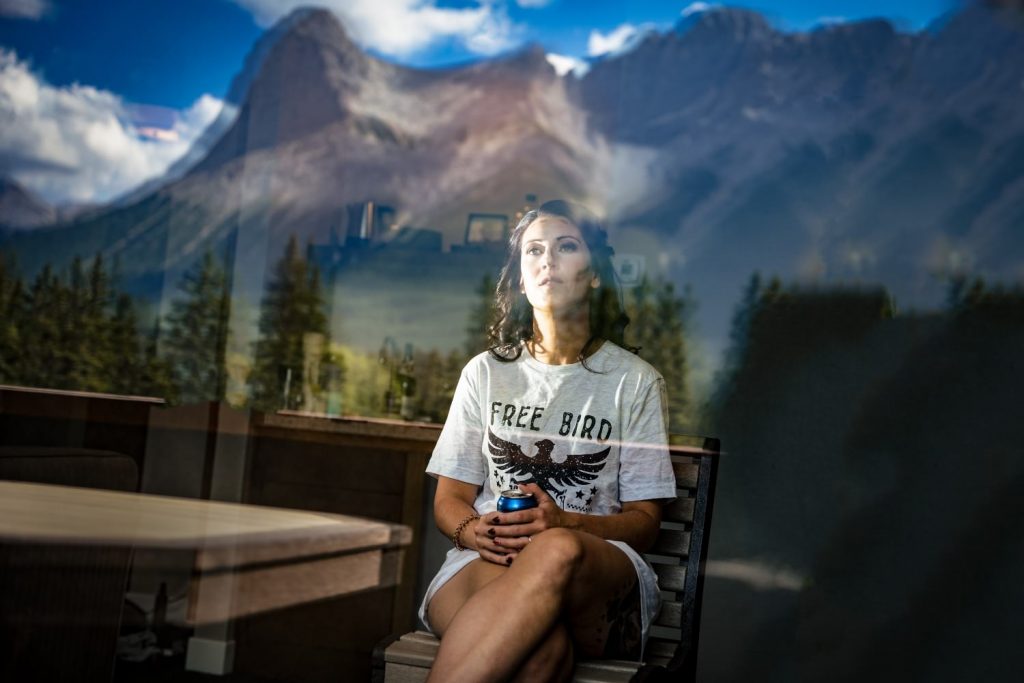 Photo through the window of the bride to be. In the window amazing reflection of the Canadian Rocky Mountains | 4Eyes Photography