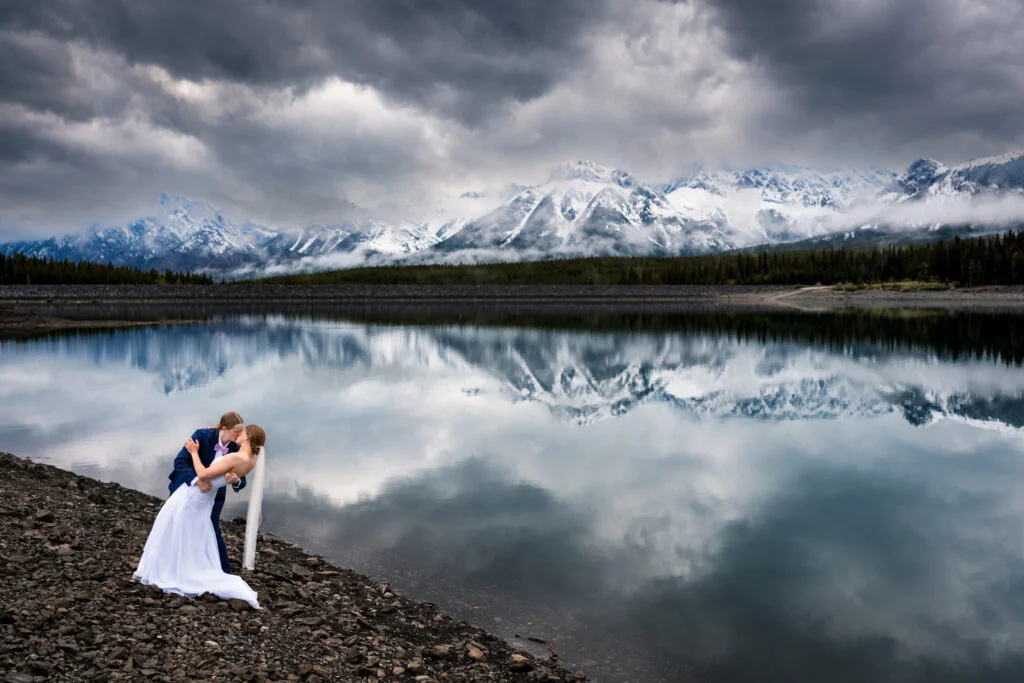 Two brides kiss at the lakeshore | 4Eyes Photography | 4Eyes Photography