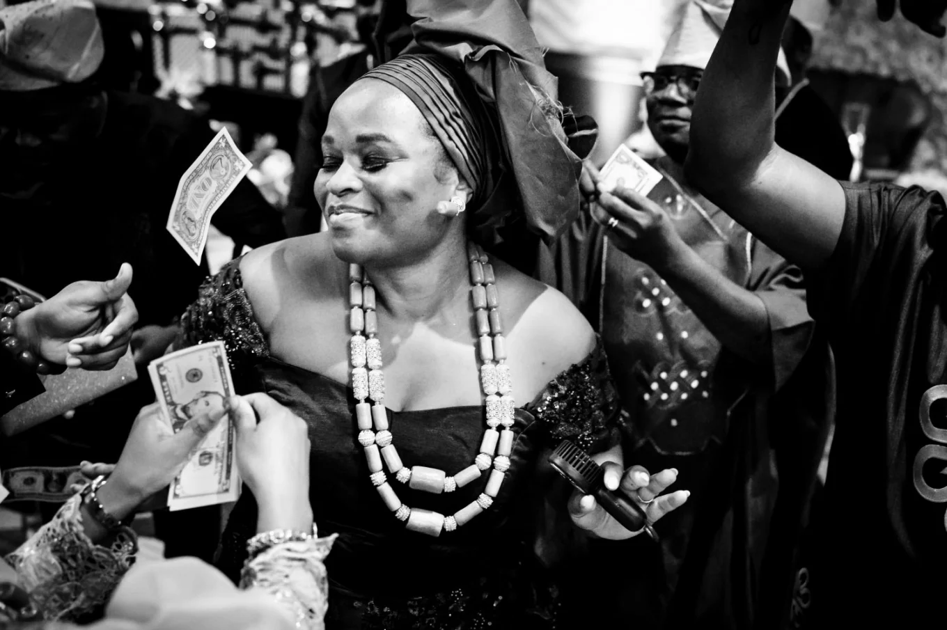 money spraying of the bride dressed in a Nigerian attire