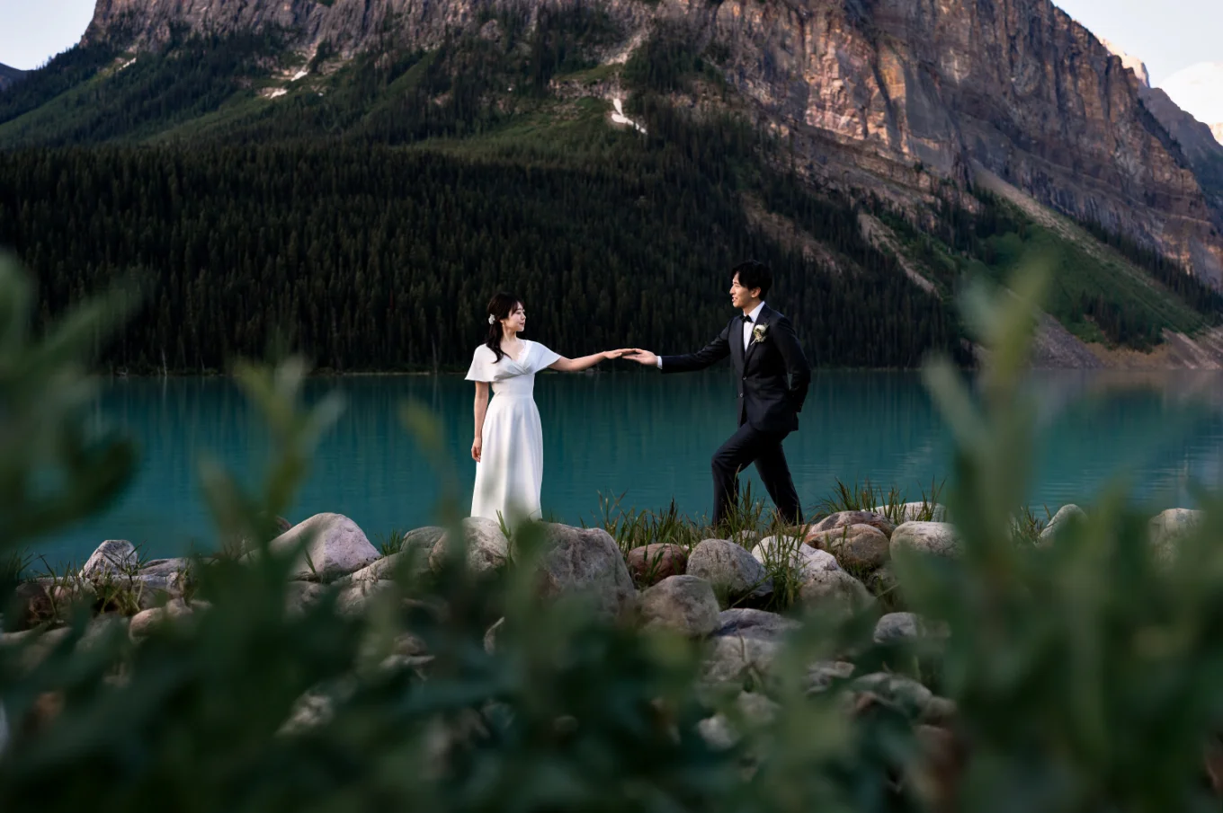 Shoot through the plants of the bride and groom a beautiful Lake Louise in Banff.