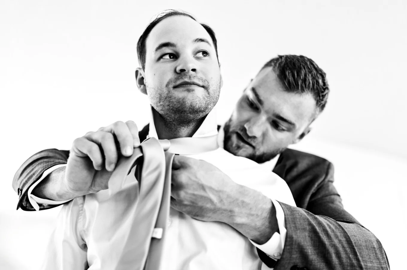 Best mes helps the groom with the tie.