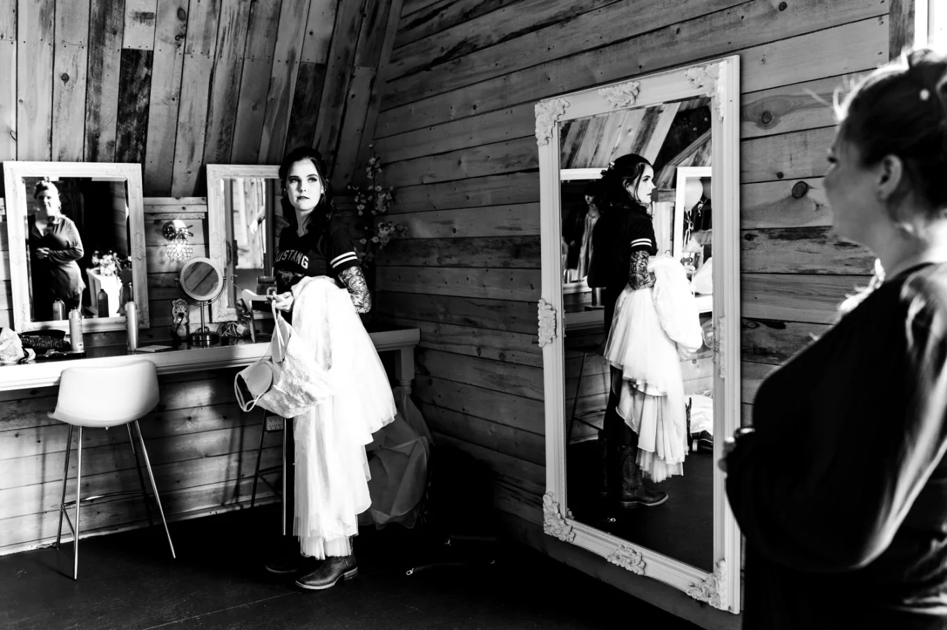 The bride carries her wedding dress and talk with her best friend
