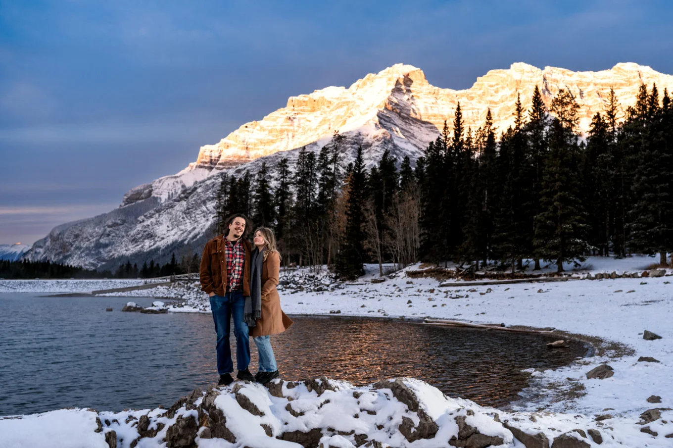 Minnewanka Lake Portrait: beautiful shoot of love in Banff