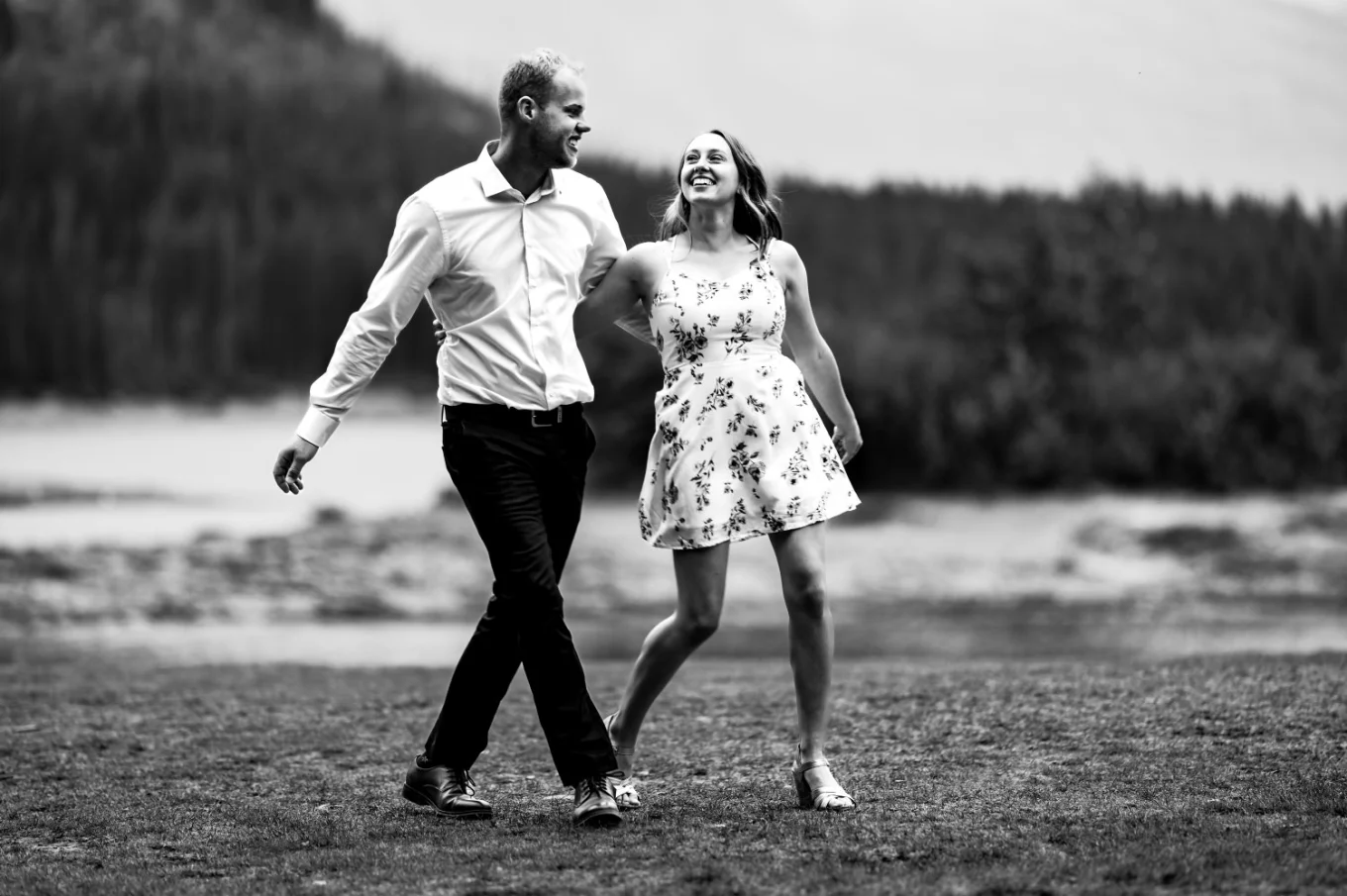 Black and white photography of the waking couple in a hug