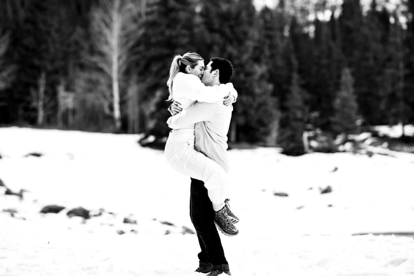 Lady jumps on het fiancee.