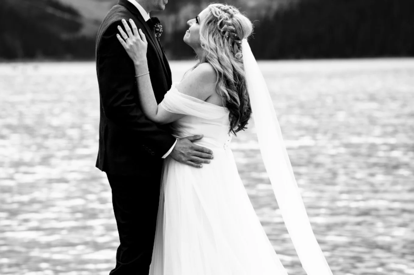 Black and white photography of newlyweds. They are looking at wach other with passion and love.