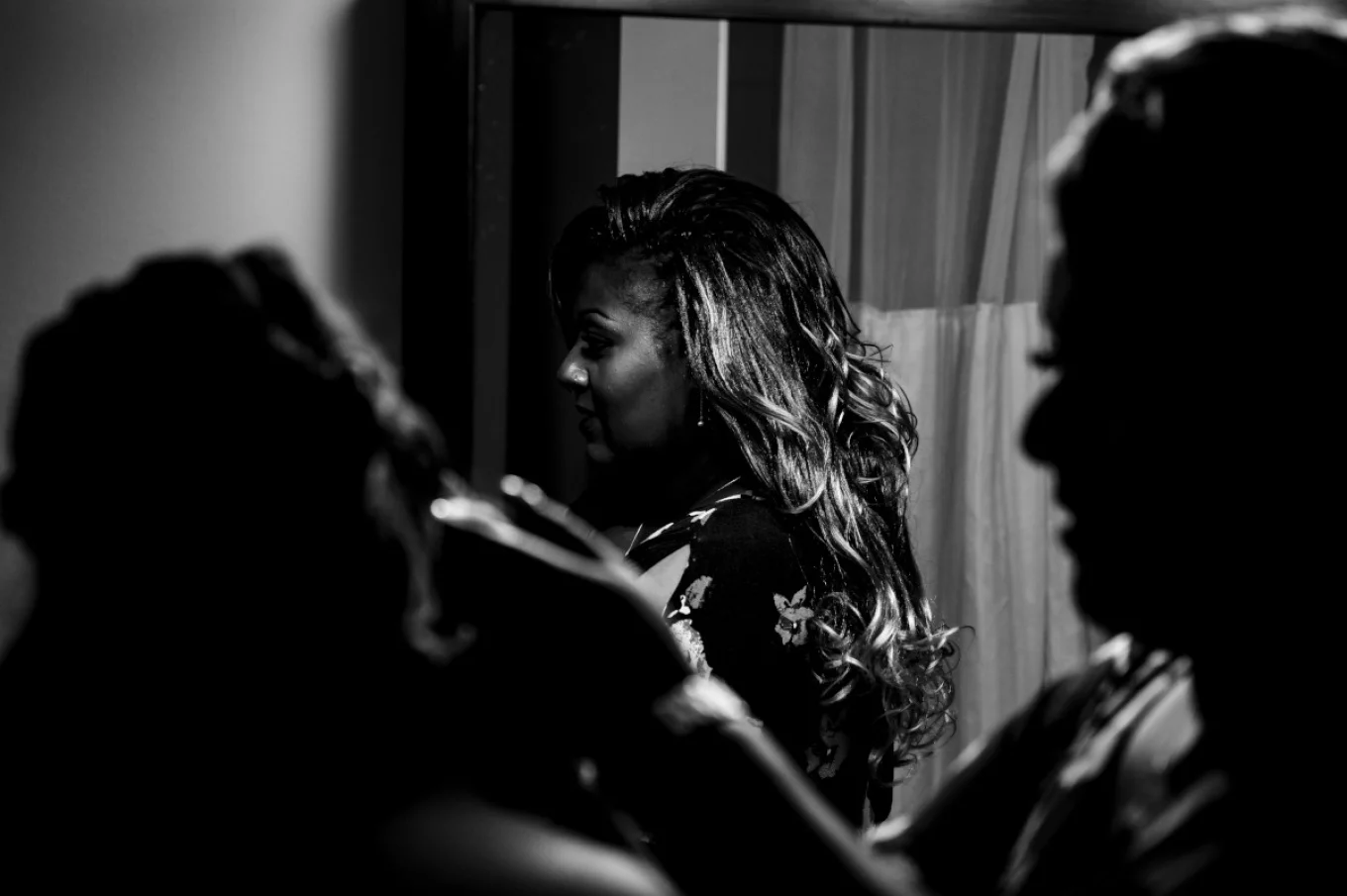 bride's maid helping with the hair