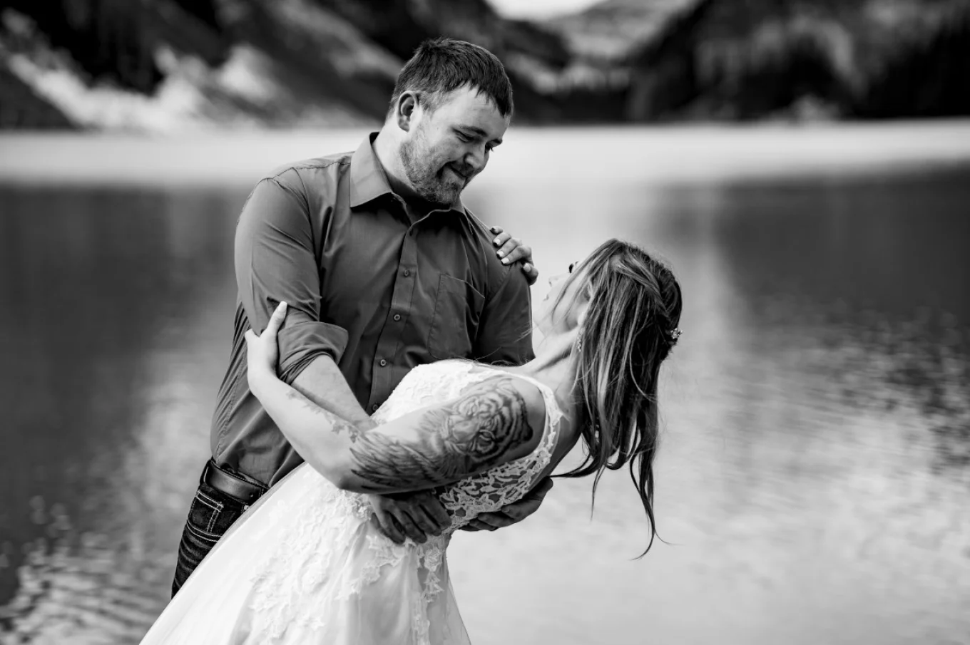 Groom deviate the bide in dance