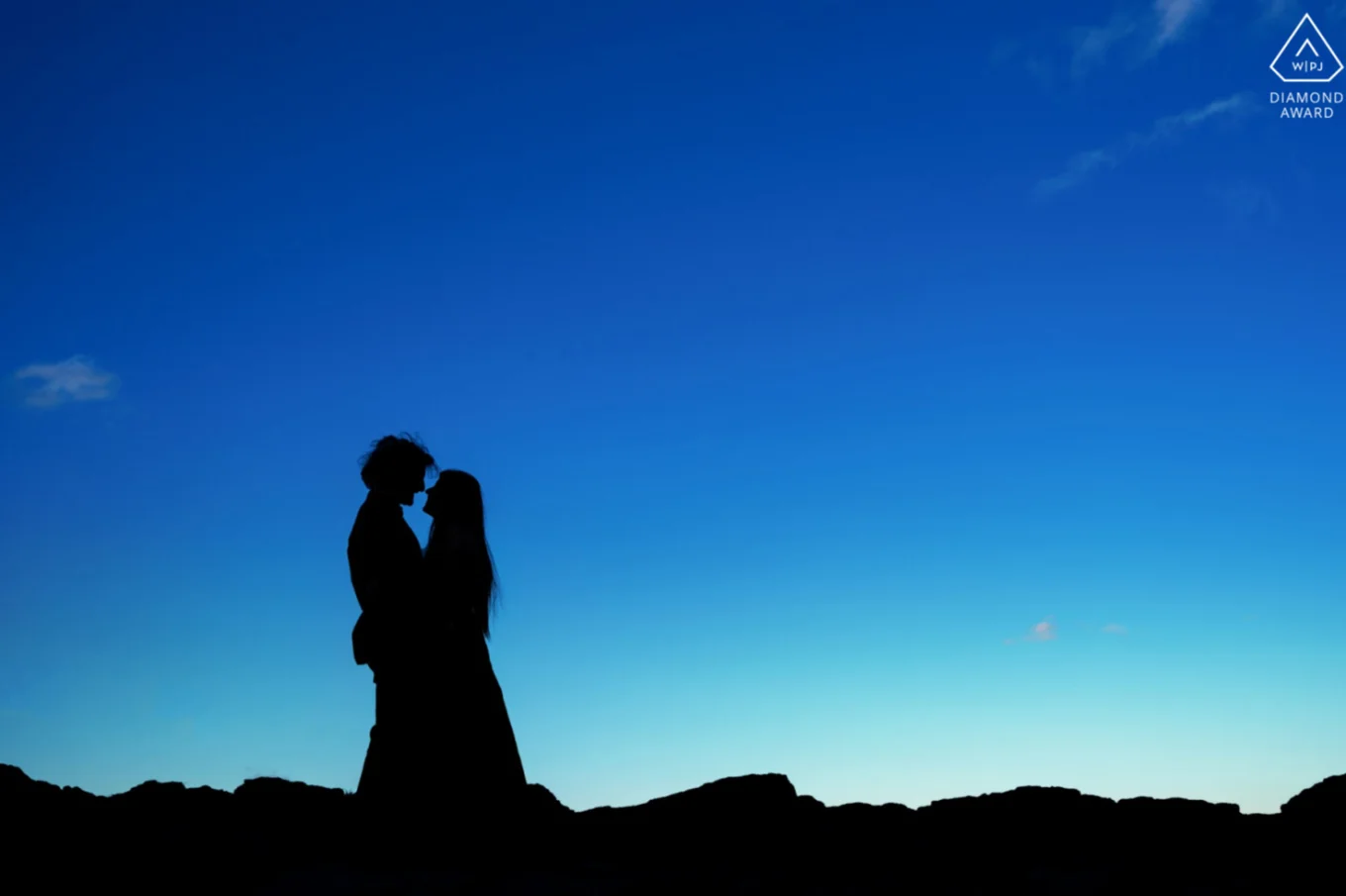Engagement silhouette in the giant rock.