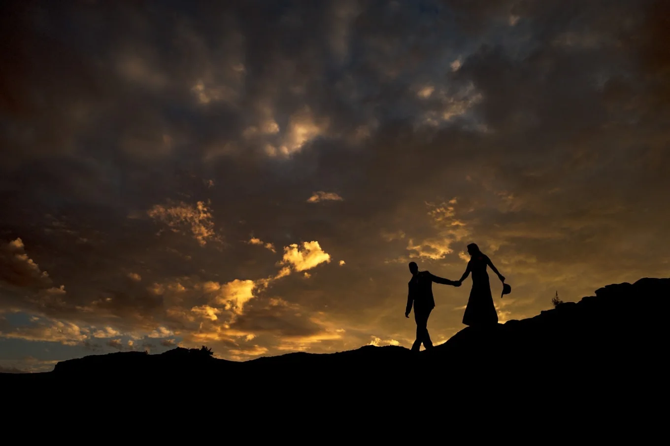 silhouetted couple walking down the Horseshoe Canyon in Alberta