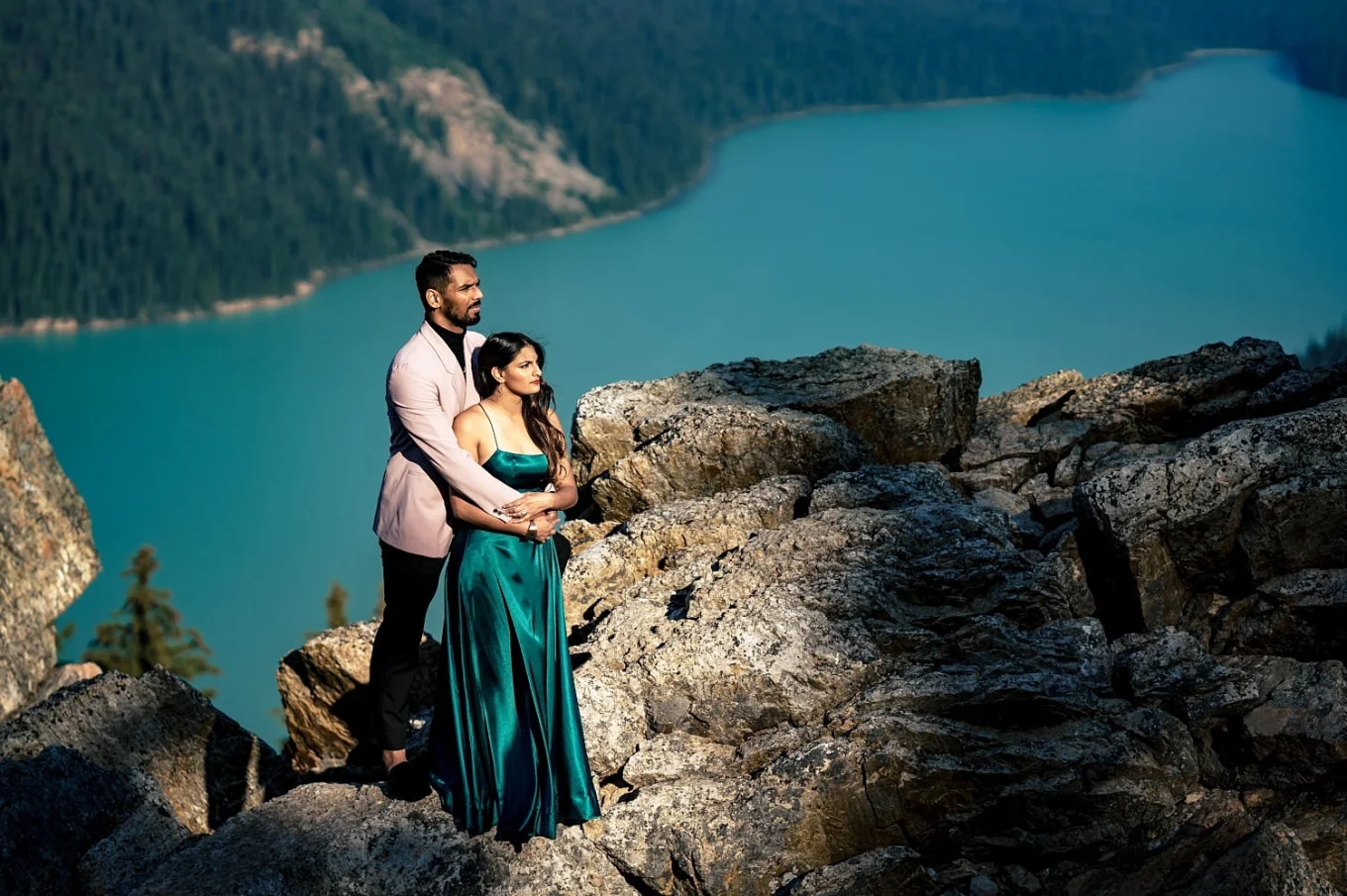 a Man holds his fiance from behind at Peyto Lake.