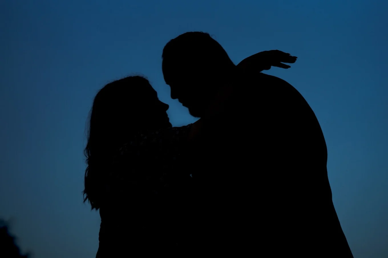 silhouette couple in love