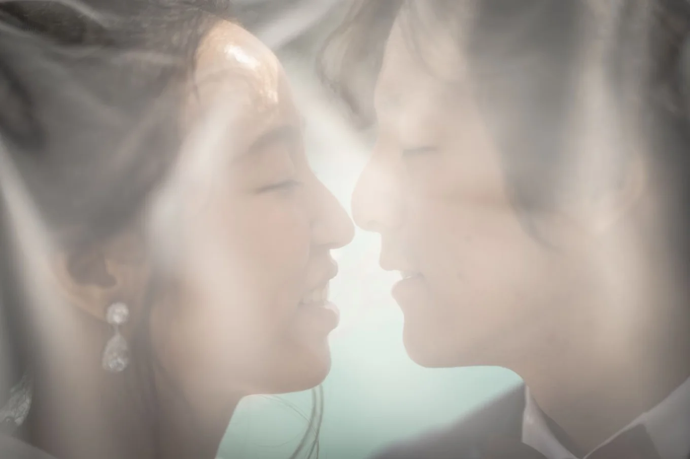 Kiss under the veil