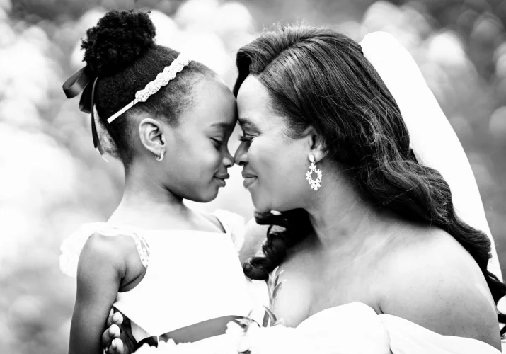 Charming photograph in black and white of the bride and her daughter touching their noses.