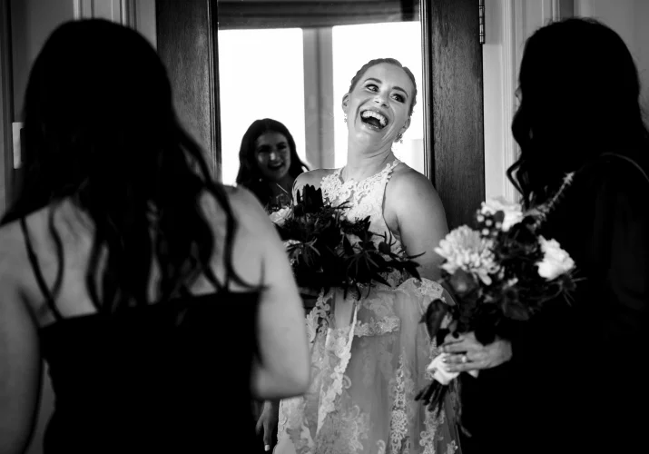 Photograph in black and white of the laughing bride.