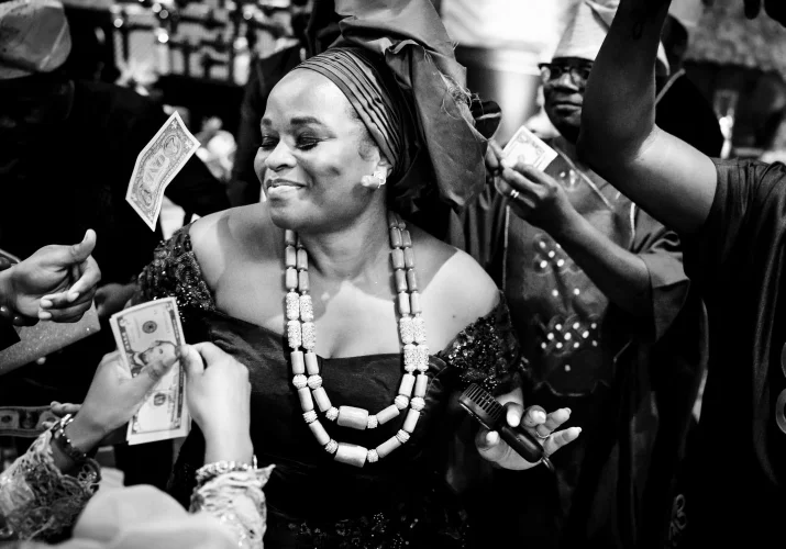 money spraying of the bride dressed in a Nigerian attire