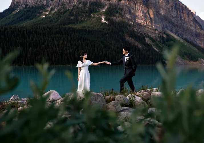 Shoot through the plants of the bride and groom a beautiful Lake Louise in Banff.