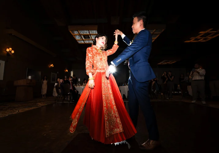 First dance of the newlyweds in Banff. The bride dressed with stunning red Korean dress.