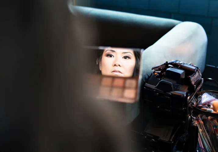 The bride looks at the mirror