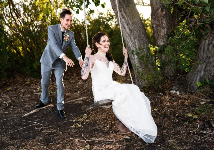 groom swing the bride n the swing