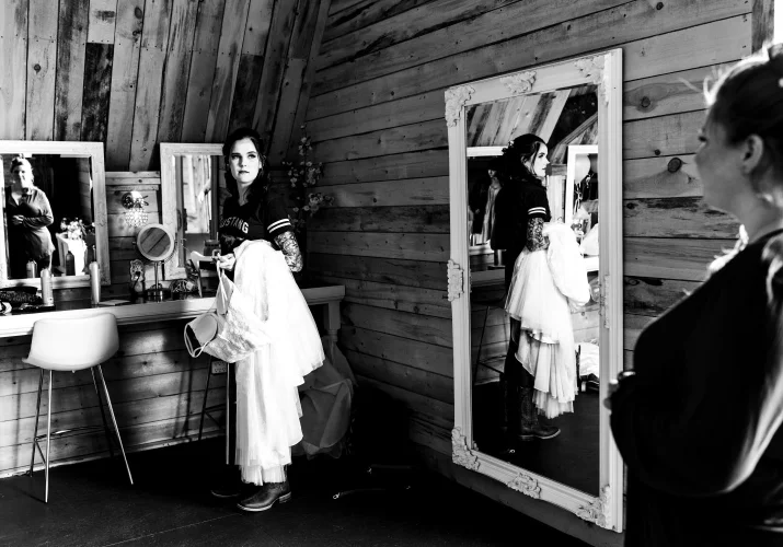 The bride carries her wedding dress and talk with her best friend