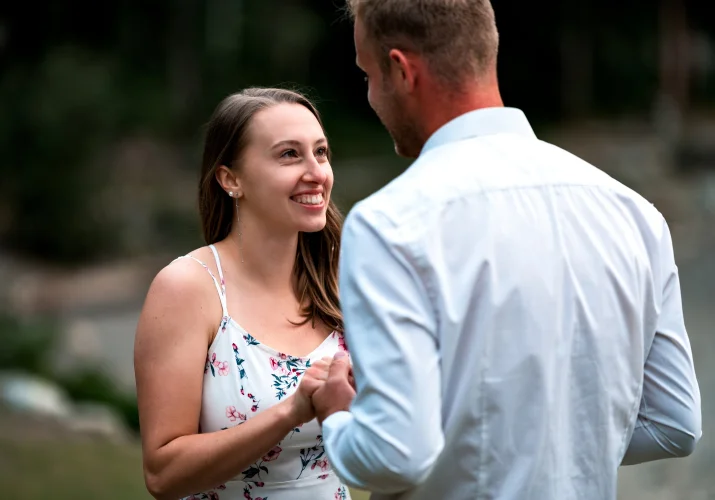 Man end woman hold hands
