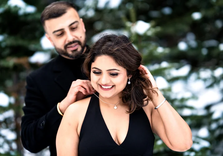 Gentleman puts a Necklaces on his girlfriend's neck