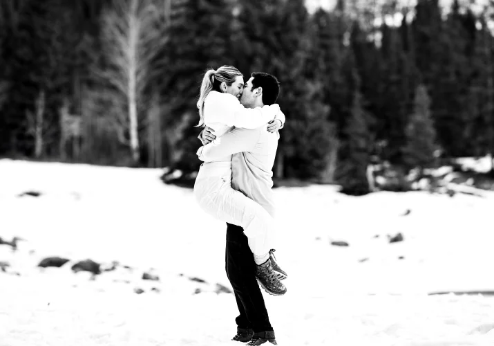 Lady jumps on het fiancee.