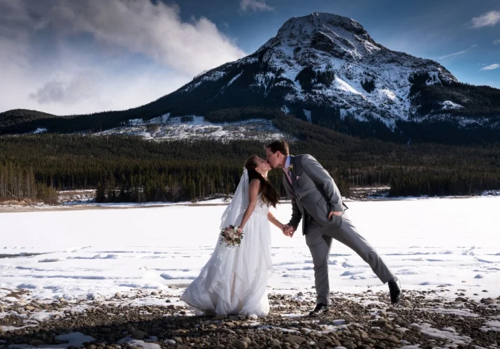 newlyweds kiss at Barrier Lake