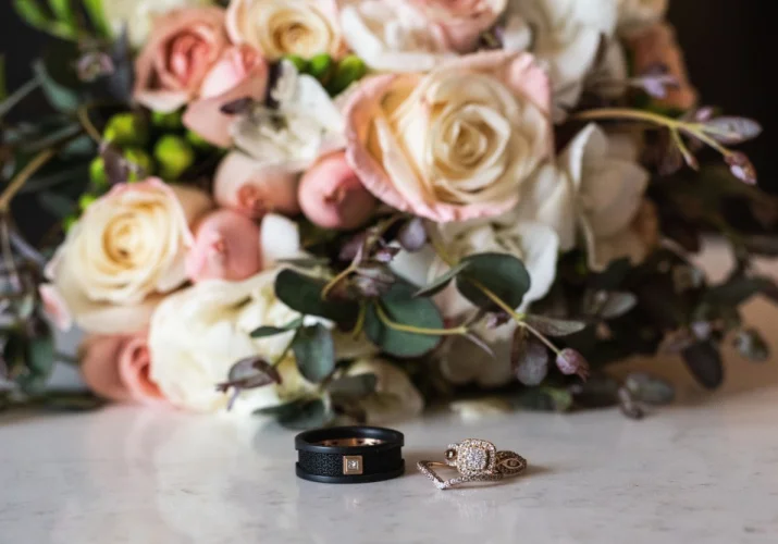 Wedding bouquet and wedding rings