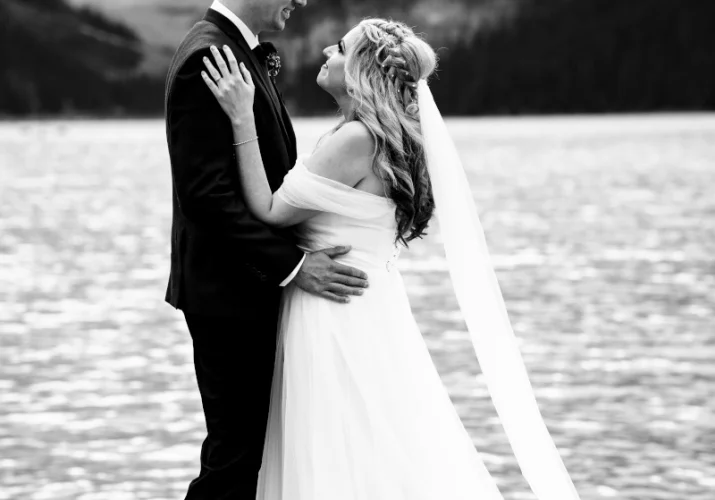 Black and white photography of newlyweds. They are looking at wach other with passion and love.