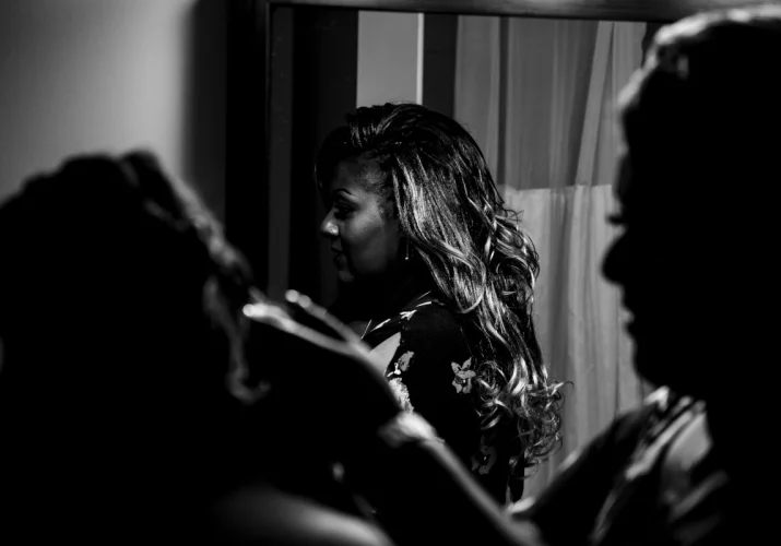 bride's maid helping with the hair