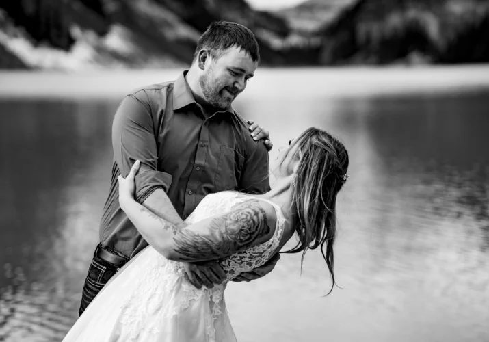 Groom deviate the bide in dance