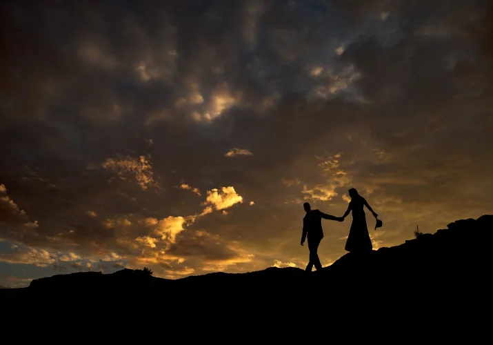 silhouetted couple walking down the Horseshoe Canyon in Alberta