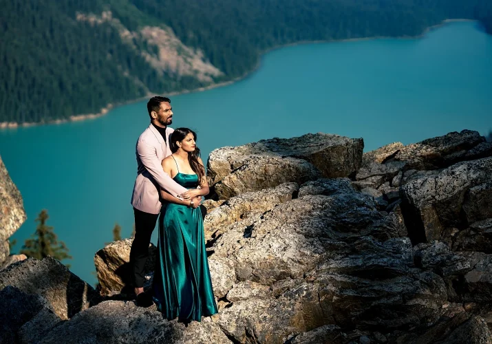 a Man holds his fiance from behind at Peyto Lake.