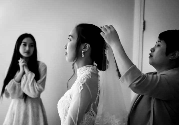 Mother of the bride help whit the veil before wedding ceremony at Elerald Lake in British Columbia.