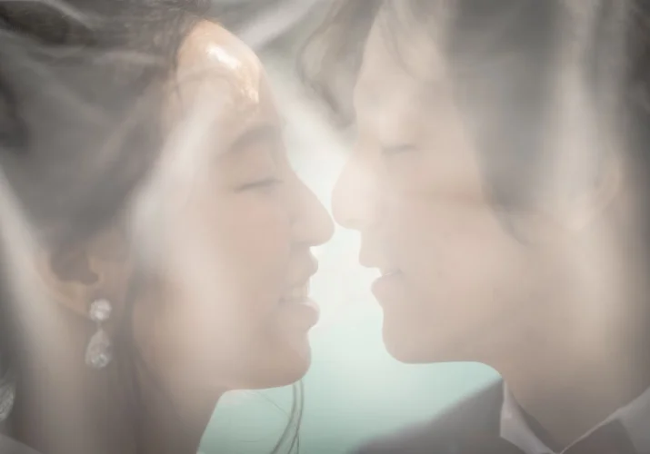 Kiss under the veil