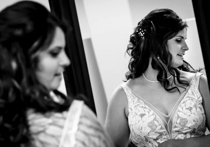 Bride's Portrait in black and white with the reflection in the mirror.